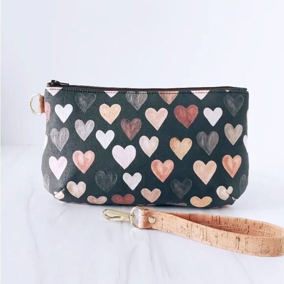 DAE + MOO LOVE Clutch/Wristlet Heart Patterned - Picture 1 of 10